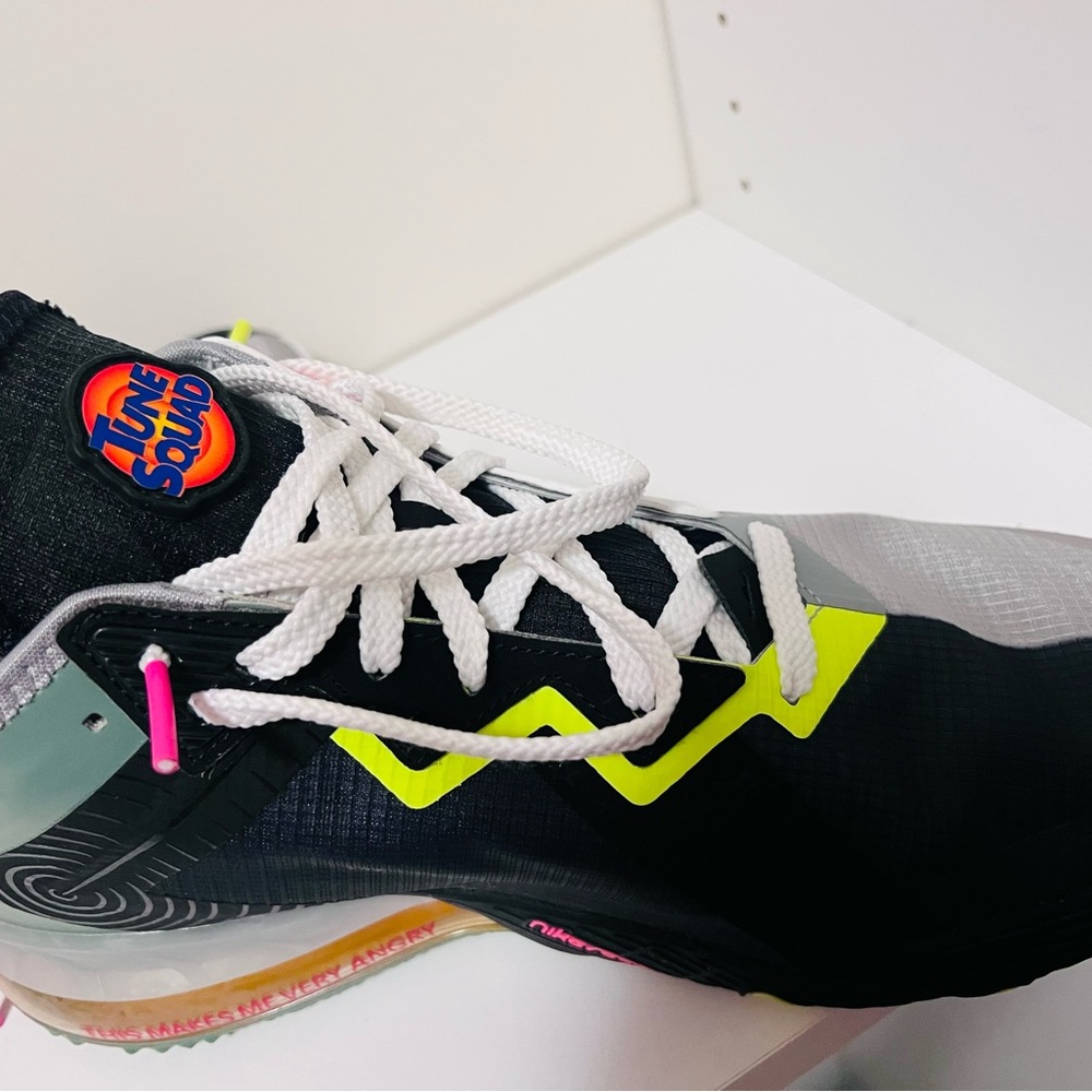 Nike Looney Tunes Special Edition